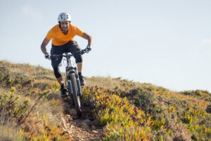 Ciclista de montaña montando en una pista de tierra