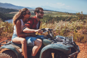 Pareja divirtiéndose en una aventura off road